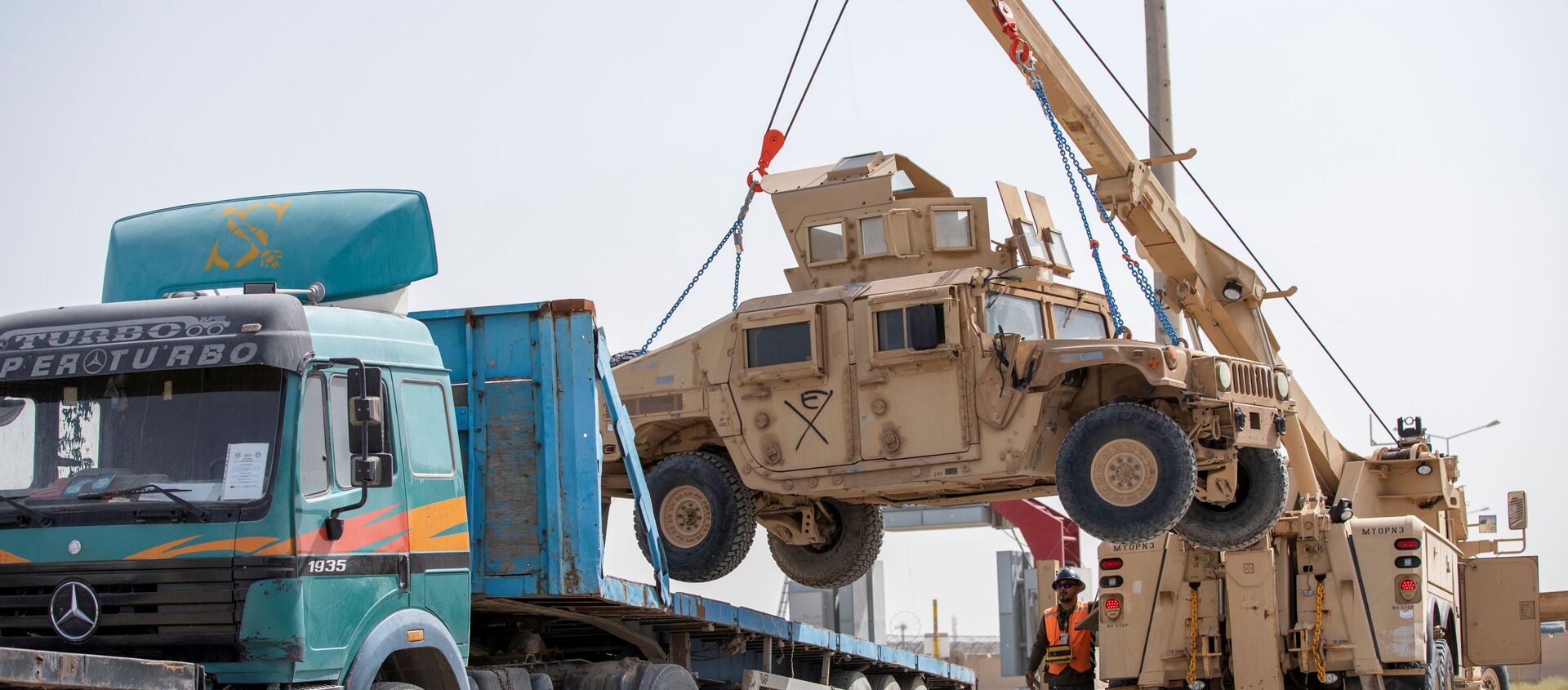 U.S. Army soldiers and contractors load High Mobility Multi-purposed Wheeled Vehicles, HUMVs, to be sent for transport as U.S. forces prepare for withdrawl, in Kandahar, Afghanistan, July 13, 2020. - Sputnik International, 1920, 02.07.2021