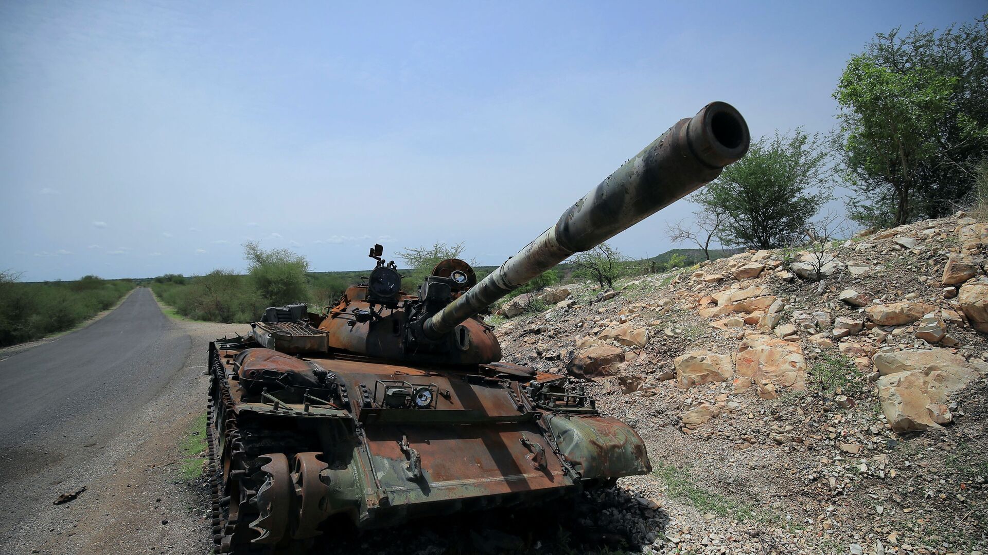 A tank damaged during the fighting between Ethiopia?s National Defense Force (ENDF) and Tigray Special Force stands on the outskirts of Humera town in Ethiopia July 1, 2021 Picture taken July 1, 2021 - Sputnik International, 1920, 25.11.2021