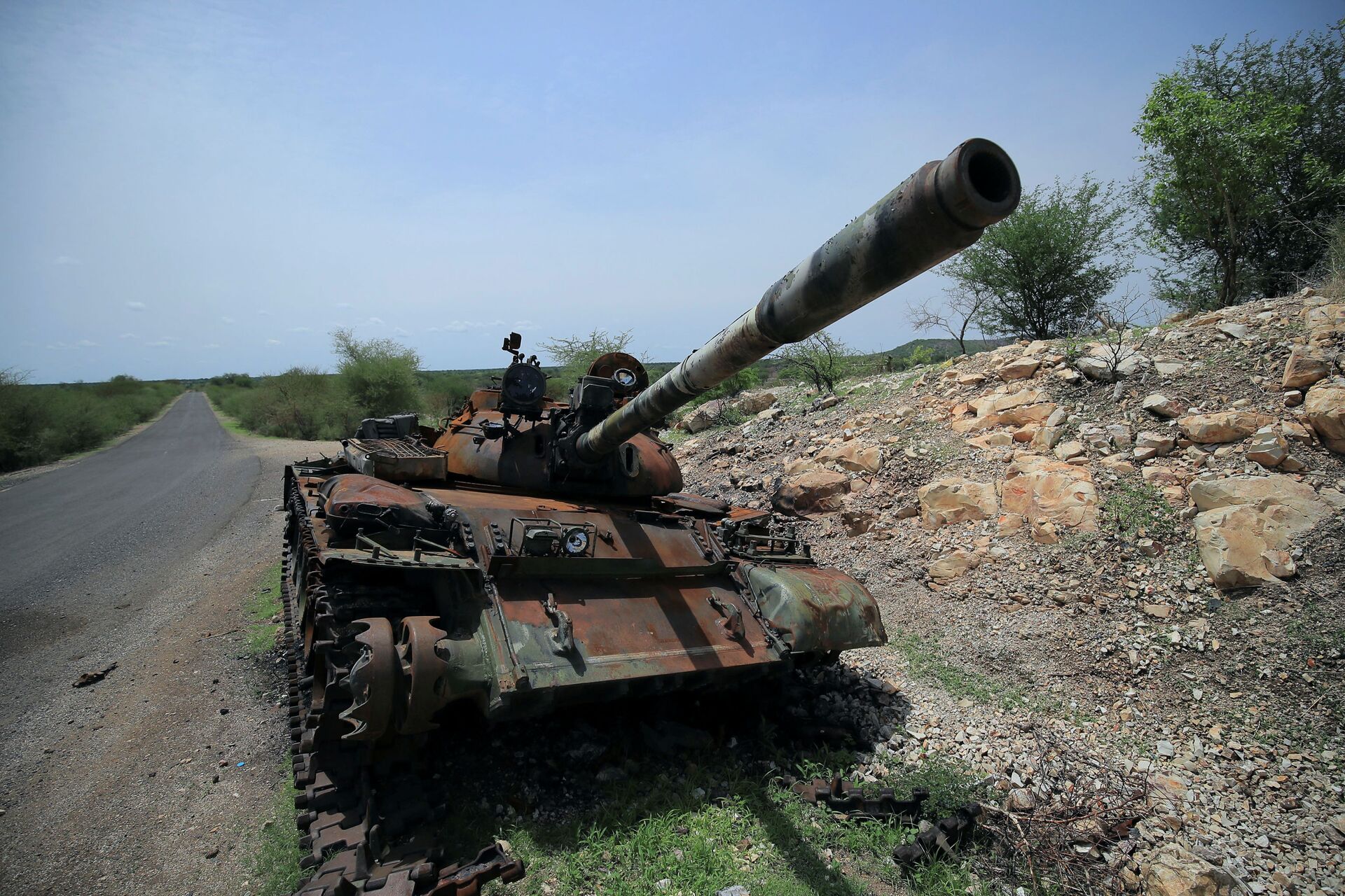 A tank damaged during the fighting between Ethiopia?s National Defense Force (ENDF) and Tigray Special Force stands on the outskirts of Humera town in Ethiopia July 1, 2021 Picture taken July 1, 2021 - Sputnik International, 1920, 17.09.2021