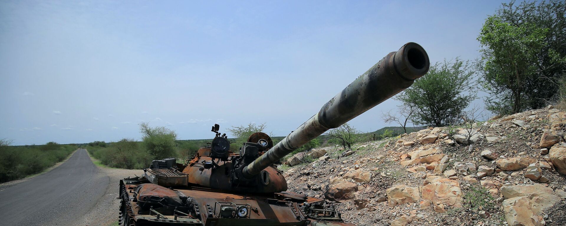 A tank damaged during the fighting between Ethiopia?s National Defense Force (ENDF) and Tigray Special Force stands on the outskirts of Humera town in Ethiopia July 1, 2021 Picture taken July 1, 2021 - Sputnik International, 1920, 25.11.2021