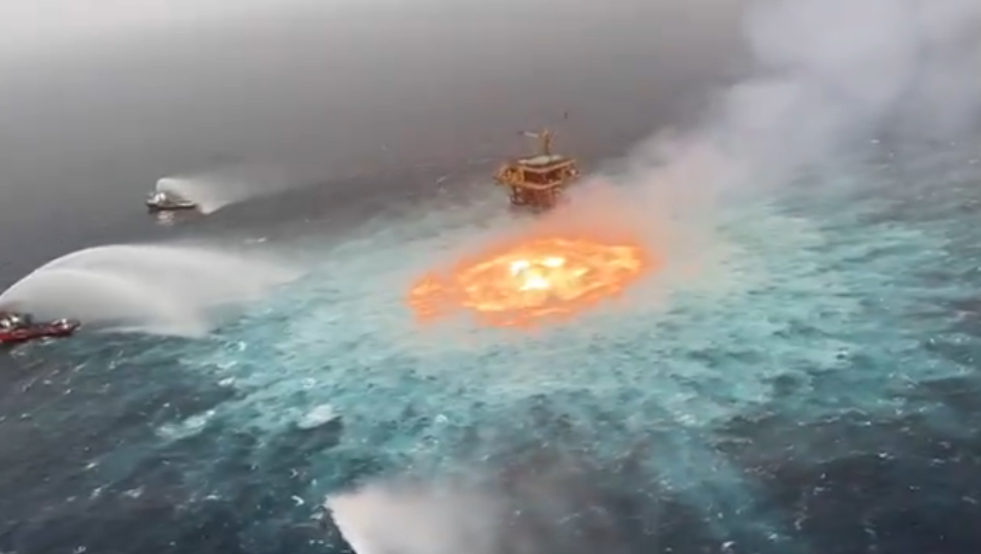 Screenshot from a video showing waters of the Gulf of Mexico engulfed in flames after an offshore Pemex pipeline caught fire - Sputnik International, 1920, 02.07.2021