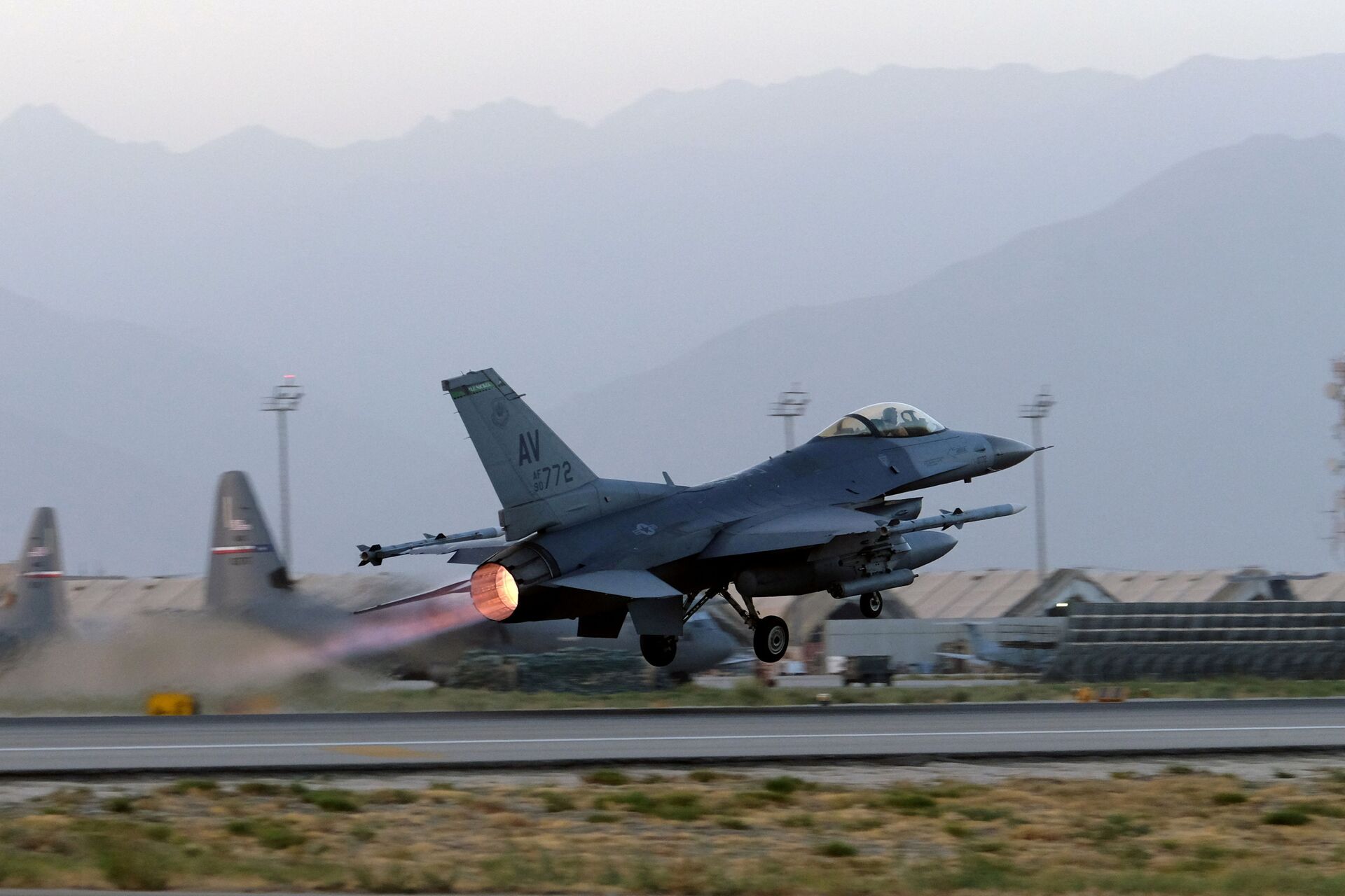A U.S. Air Force F-16 Fighting Falcon aircraft takes off for a nighttime mission at Bagram Airfield, Afghanistan, August 22, 2017. Picture taken August 22, 2017.  - Sputnik International, 1920, 07.09.2021