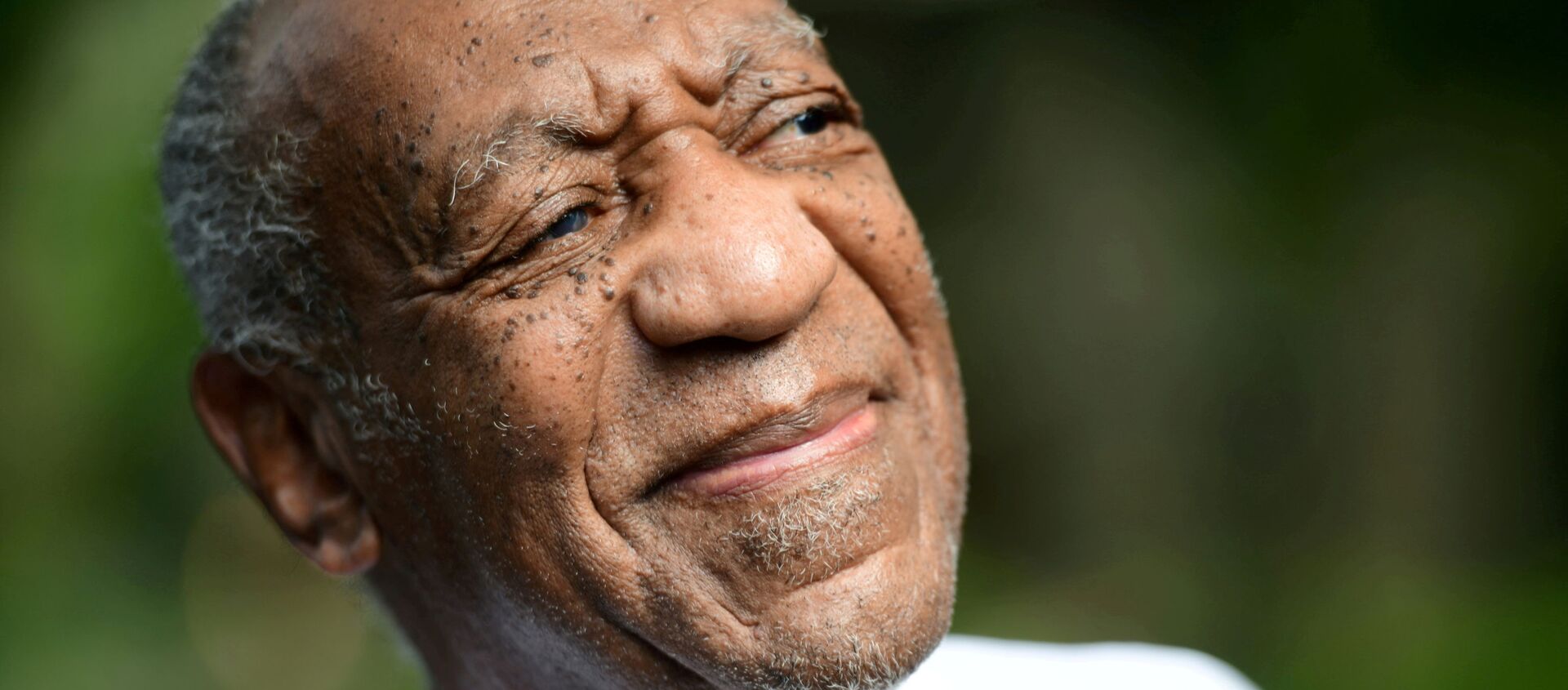 Bill Cosby looks on outside his house after Pennsylvania's highest court overturned his sexual assault conviction and ordered him released from prison immediately, in Elkins Park - Sputnik International, 1920, 03.07.2021