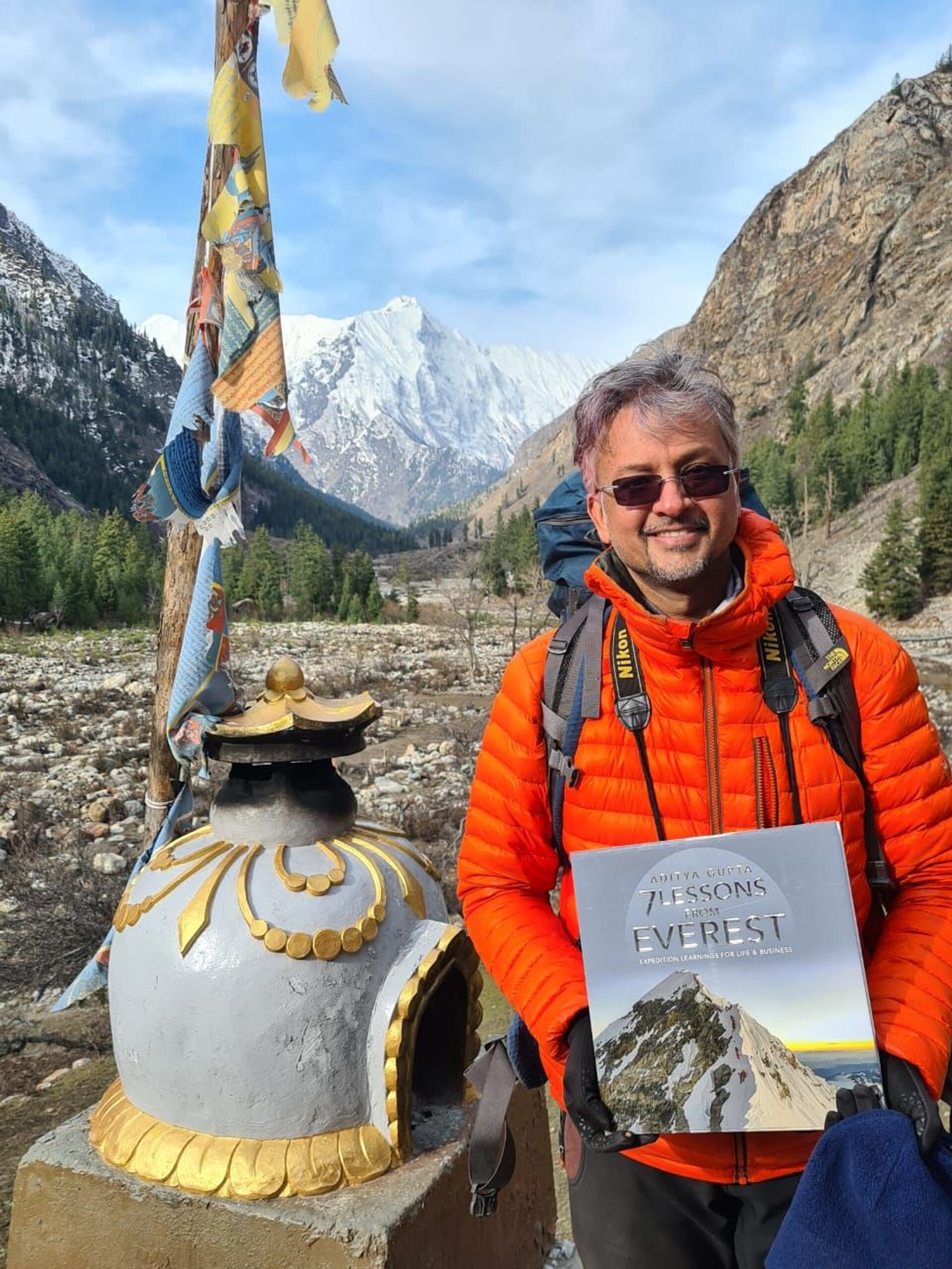  Mountaineer Aditya Gupta holding his recently released book ‘7 Lessons from Everest – Expedition Learnings from Life and Business’ - Sputnik International, 1920, 07.09.2021