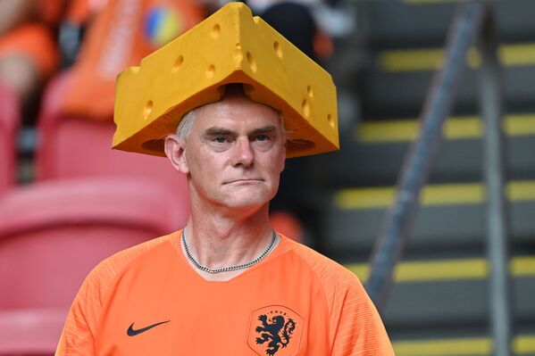 A Dutch fan at the Johan Cruyff Arena in Amsterdam wearing a cheese hat ahead of the UEFA EURO 2020 Group C football match between the Netherlands and Ukraine on 13 June 2021.  - Sputnik International