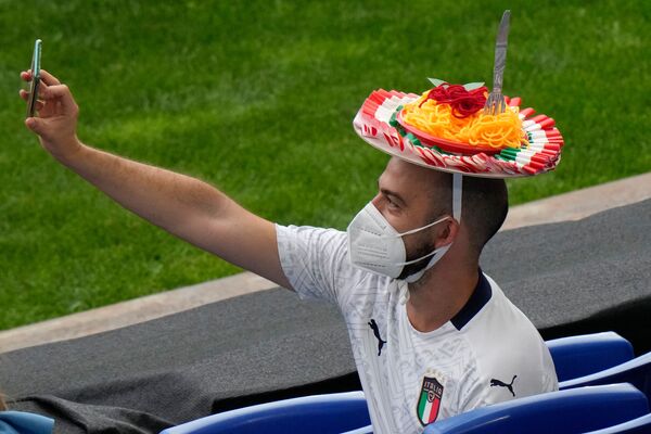 An Italy fan sporting an Spaghetti hat takes a selfie photo before the start of the UEFA EURO 2020 Group A football match between Turkey and Italy at Olympic Stadium in Rome on 11 June 2021.  - Sputnik International