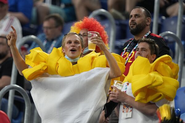 Fans of Belgium wait for the start of the Euro 2020 soccer championship group B match between Finland and Belgium while drinking beer at Saint Petersburg stadium, in St. Petersburg, Russia, Monday, 21 June 2021.  - Sputnik International