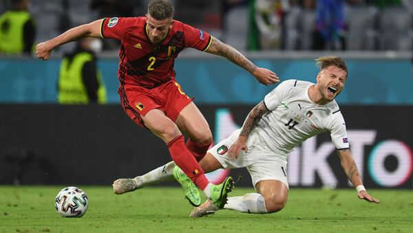 Belgium's Toby Alderweireld in action with Italy's Ciro Immobile - Sputnik International