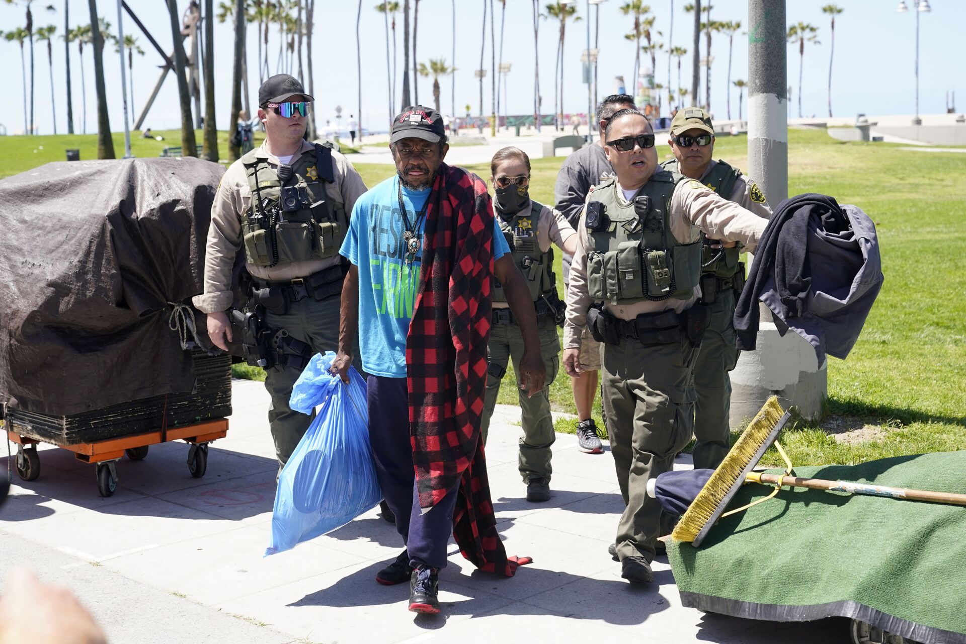 Members of the Los Angeles County Sheriffs Department's HOST, Homeless Outreach Service Team, walk with a homeless man Tuesday, June 8, 2021, in the Venice Beach section of Los Angeles - Sputnik International, 1920, 07.09.2021