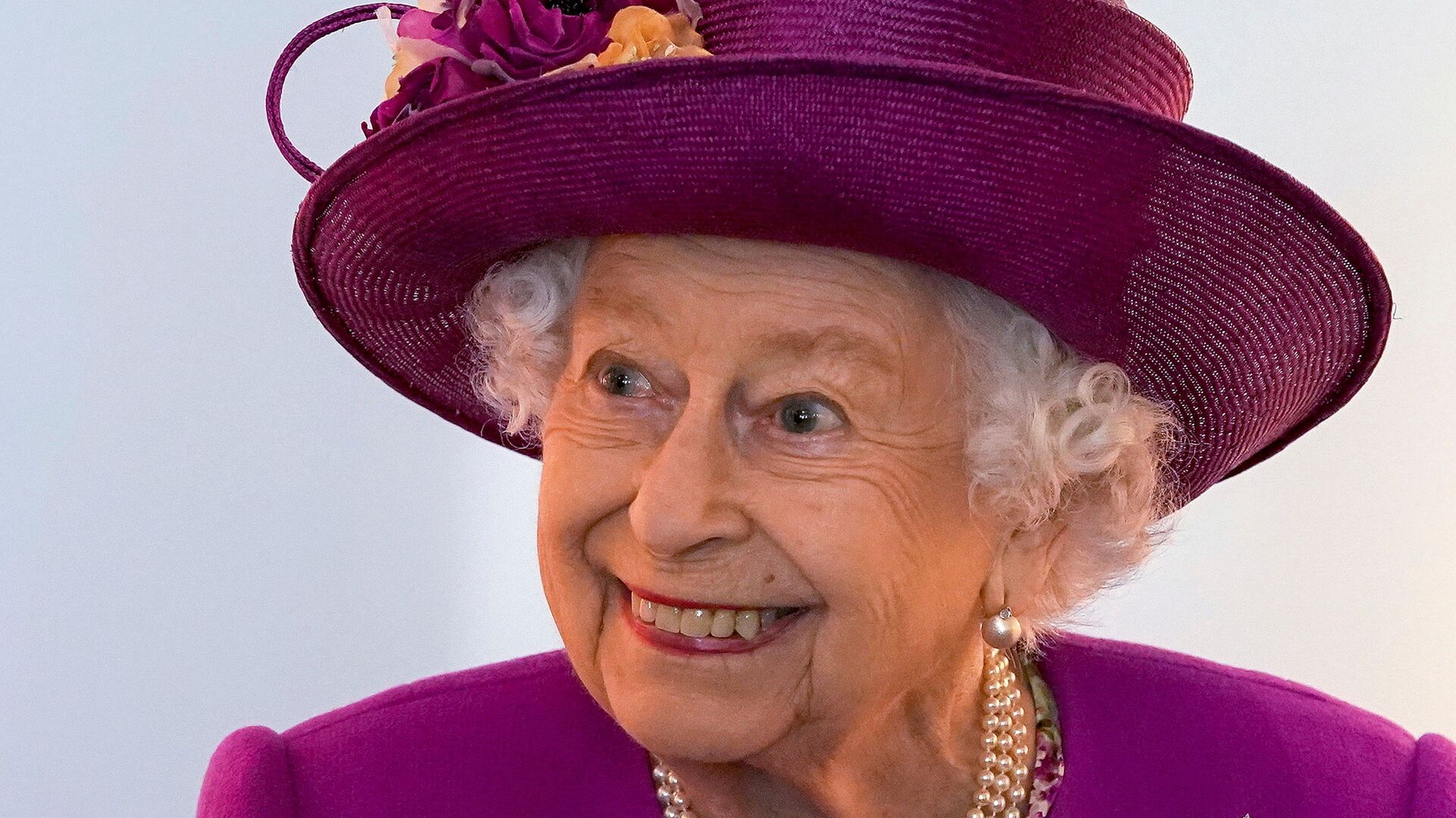 Britain's Queen Elizabeth views exhibits in the renovated Argyll and Sutherland Highlanders Museum at Stirling Castle as part of her traditional trip to Scotland for Holyrood Week, in Stirling, Scotland, Britain June 29, 2021 - Sputnik International, 1920, 09.10.2021