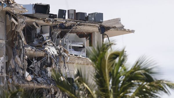 A general view of the partially collapsed 12-story Champlain Towers South condo building on July 03, 2021 in Surfside, Florida. Over one hundred people are being reported as missing as the search-and-rescue effort continues.  - Sputnik International