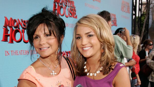 Actress Jamie Lynn Spears (R) and mother Lynne Spears arrive at Sony Pictures premiere of Monster House held at Mann's Village Theatre on July 17, 2006 in Westwood, California.  - Sputnik International