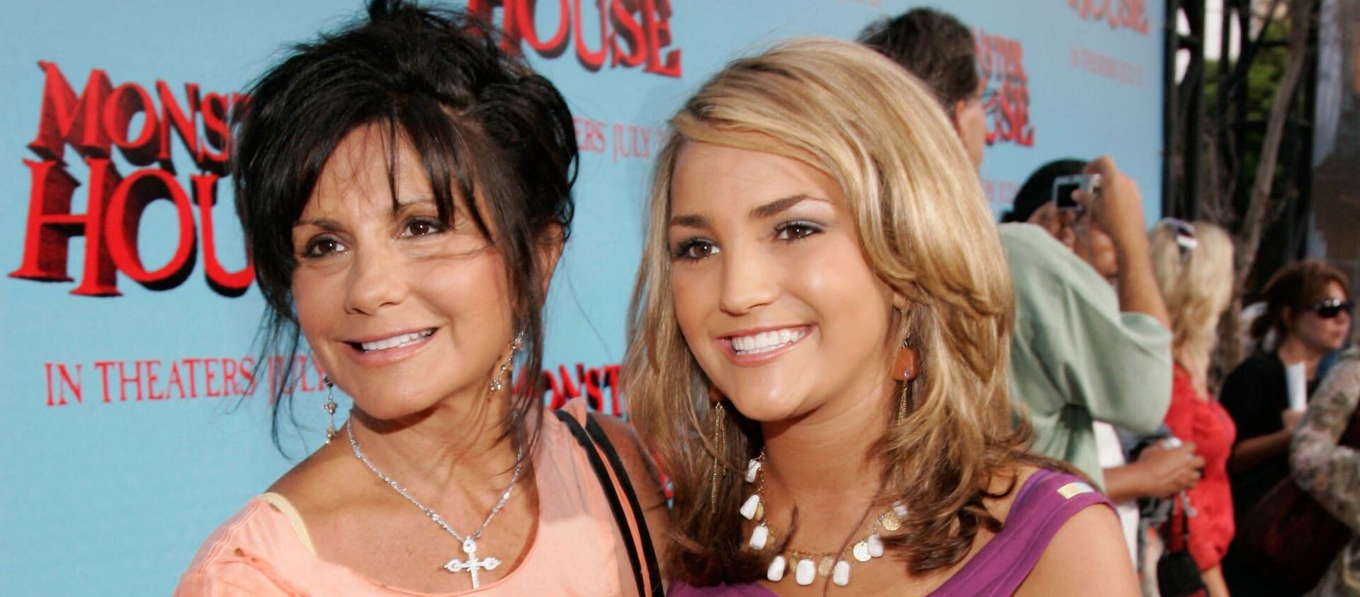 Actress Jamie Lynn Spears (R) and mother Lynne Spears arrive at Sony Pictures premiere of Monster House held at Mann's Village Theatre on July 17, 2006 in Westwood, California.  - Sputnik International, 1920, 03.07.2021