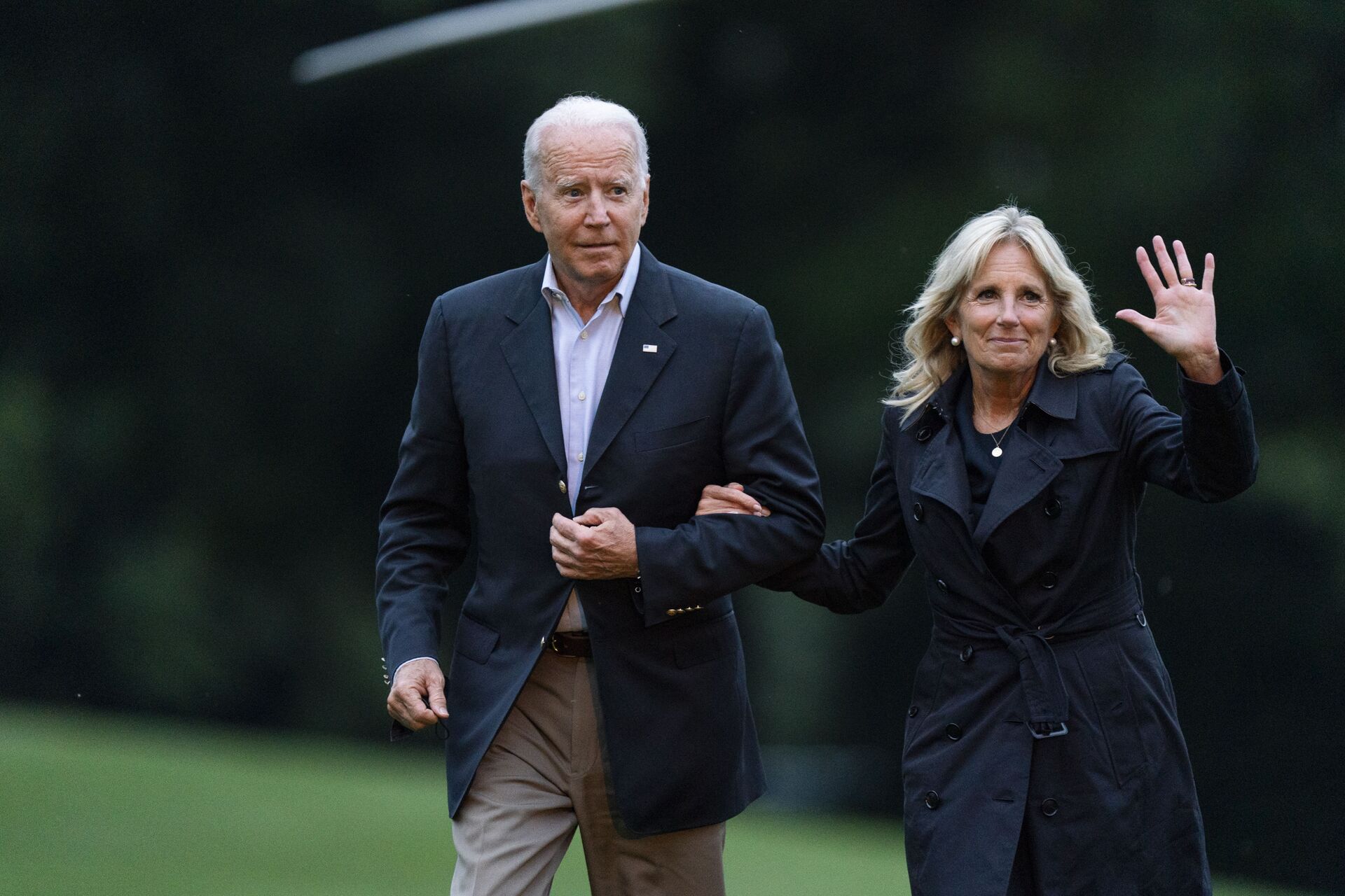 President Joe Biden with first lady Jill Biden returns to the the White House in Washington, Thursday, July 1, 2021, from a trip to Florida where he met with first responders and family members from condo tower in Surfside, Fla., that collapsed last week - Sputnik International, 1920, 07.09.2021