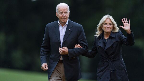 President Joe Biden and first lady Jill Biden return to the the White House in Washington, 1 July 2021, from a trip to Florida where he met with first responders and family members from the condo tower in Surfside, Florida, that collapsed last week - Sputnik International