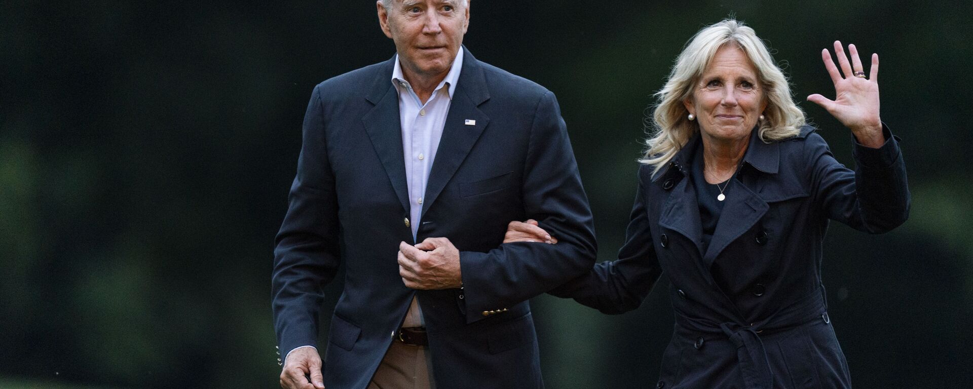 President Joe Biden with first lady Jill Biden returns to the the White House in Washington, Thursday, July 1, 2021, from a trip to Florida where he met with first responders and family members from condo tower in Surfside, Fla., that collapsed last week - Sputnik International, 1920, 06.03.2023