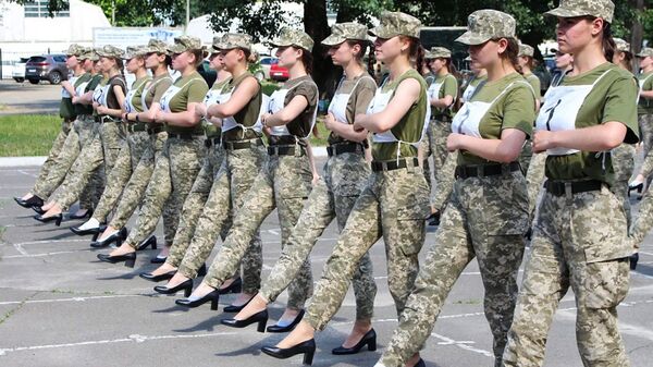 A handout photograph taken and released by the Ukrainian Defence ministry press-service on July 2, 2021 shows the Ukrainian female soldiers wearing heels while taking part in the the military parade rehearsal in Kiev. - Sputnik International