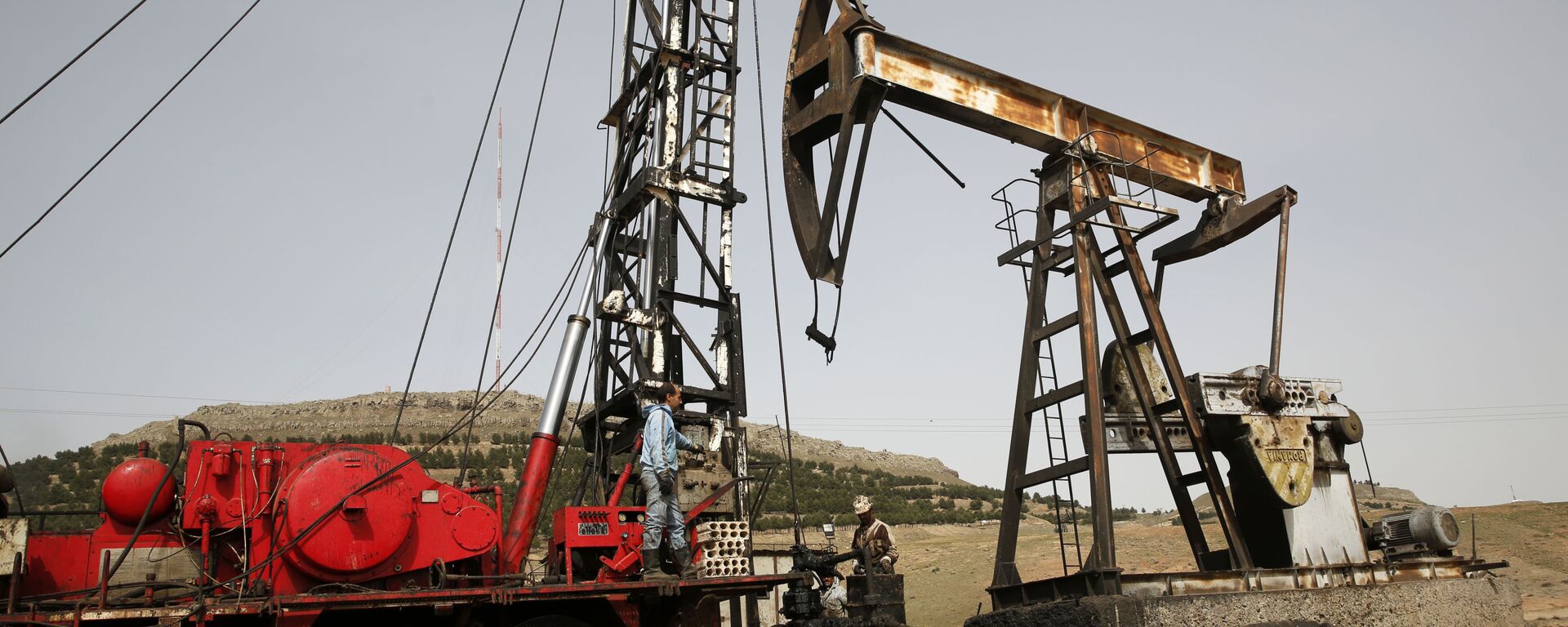 This March 27, 2018 file photo shows Syrian workers fixing pipes of an oil well at an oil field controlled by a U.S-backed Kurdish group, in Rmeilan, Hassakeh province, Syria. - Sputnik International, 1920, 09.08.2021