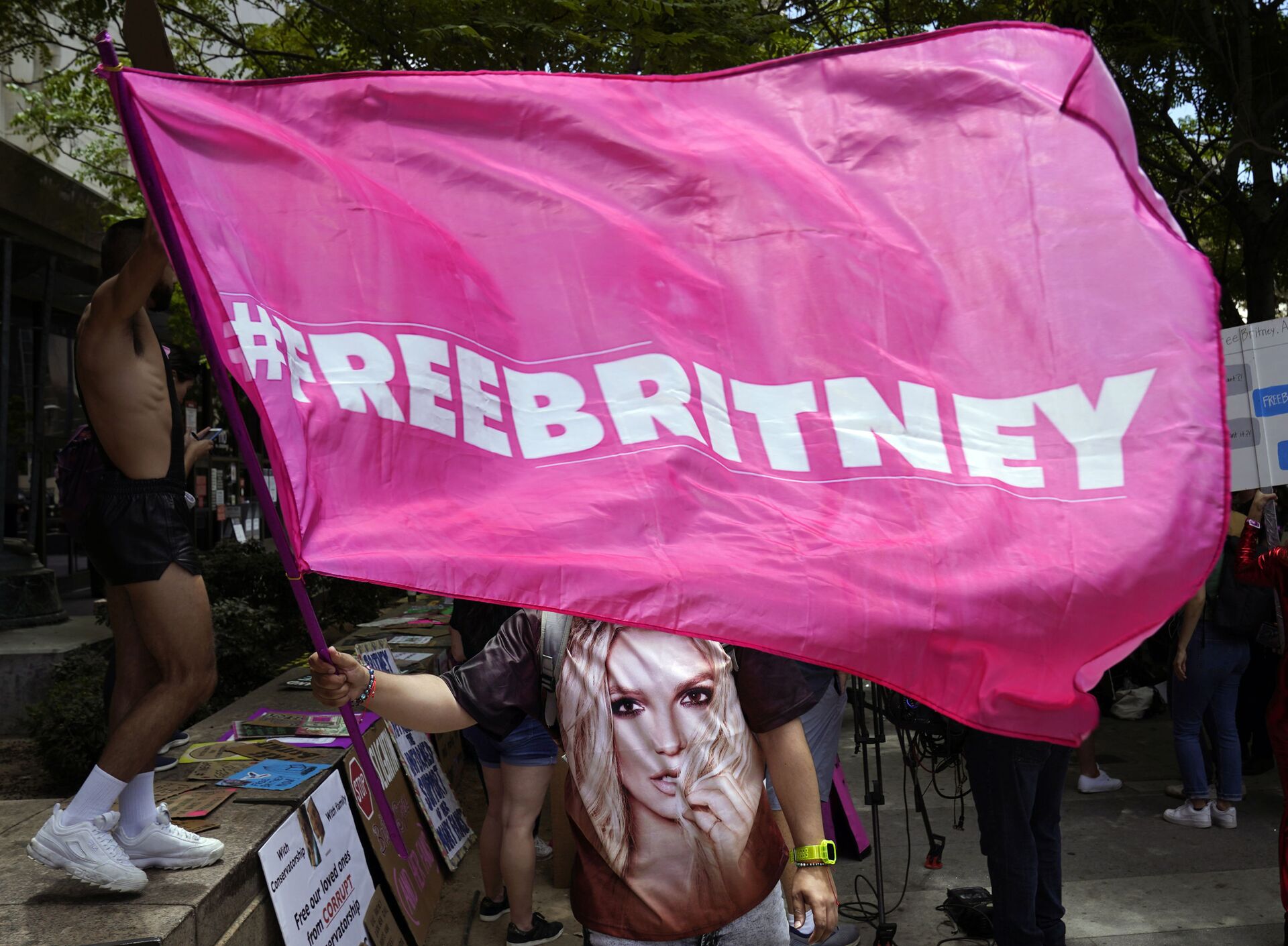 A Britney Spears supporter waves a Free Britney flag outside a court hearing concerning the pop singer's conservatorship at the Stanley Mosk Courthouse, Wednesday, June 23, 2021, in Los Angeles - Sputnik International, 1920, 07.09.2021