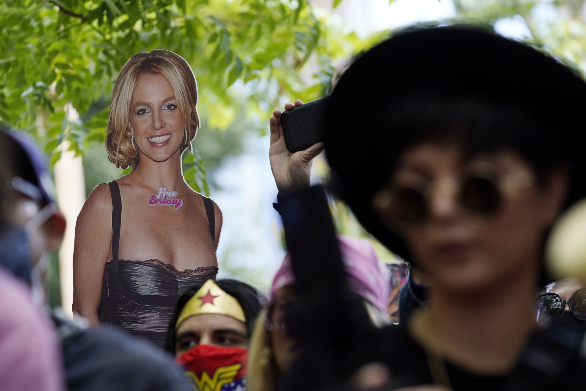 A cut-out of Britney Spears is seen in the crowd outside a court hearing concerning the pop singer's conservatorship at the Stanley Mosk Courthouse, Wednesday, June 23, 2021, in Los Angeles - Sputnik International, 1920, 07.09.2021