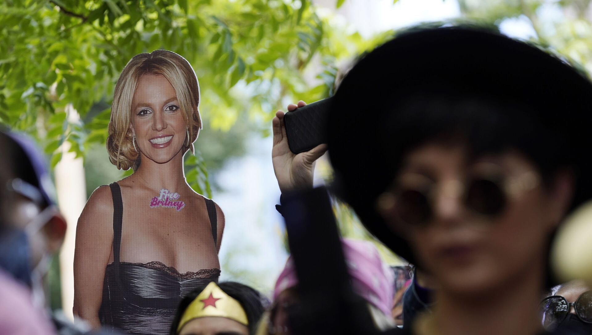 A cut-out of Britney Spears is seen in the crowd outside a court hearing concerning the pop singer's conservatorship at the Stanley Mosk Courthouse, Wednesday, June 23, 2021, in Los Angeles - Sputnik International, 1920, 04.07.2021