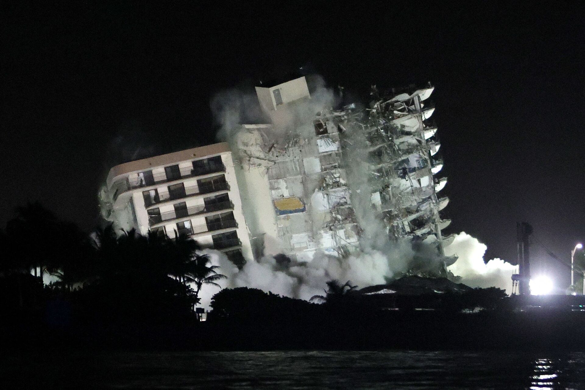 The remaining part of the partially collapsed 12-story Champlain Towers South condo building falls with a controlled demolition on July 4, 2021 in Surfside, Florida. The decision by officials to bring the rest of the building down was brought on by the approach of Tropical Storm Elsa and fears that the structure might come down in an uncontrolled fashion. Over one hundred people are missing as the search-and-rescue effort continues. - Sputnik International, 1920, 07.09.2021
