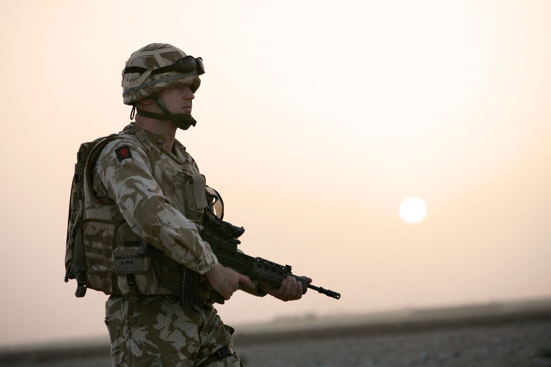 British soldier Captain Roger Walker from Air Operation Officer Battalion headquarters 1st Batalion The Royal Welsh together with US soldiers (not seen) from Bravo Company 1-508 Parachute Infantry Regiment 82nd Airborne Division search for Taliban insurgents in the village of Biabanak, Kandahar province,some 400 km south west of Kabul, 02 July 2007. Biabanak village is situated on the border line of Kandahar and Helmand Province - Sputnik International, 1920, 07.09.2021