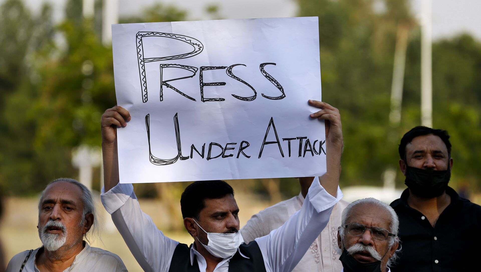 Pakistani journalists and members of civil society take part in a demonstration called by journalists union to condemn the attack on journalists, in Islamabad, Pakistan, Friday, May 28, 2021 - Sputnik International, 1920, 05.07.2021