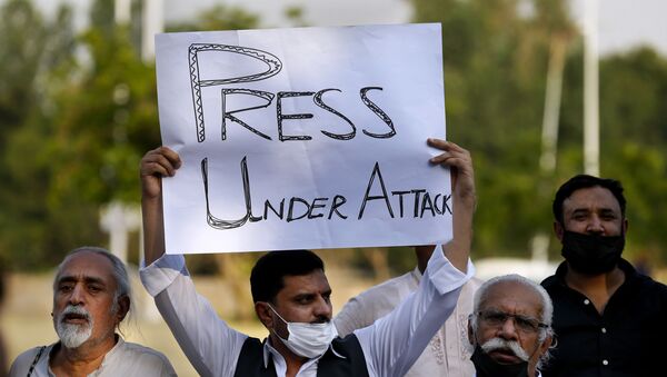 Pakistani journalists and members of civil society take part in a demonstration called by journalists union to condemn the attack on journalists, in Islamabad, Pakistan, Friday, May 28, 2021 - Sputnik International