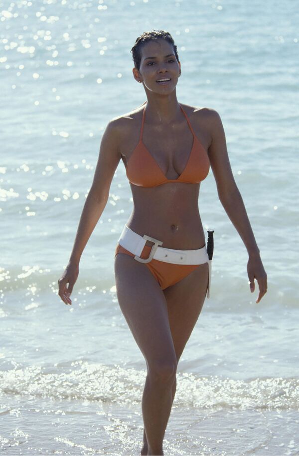 Halle Berry's bikini look in Die Another Day, 2002. - Sputnik International