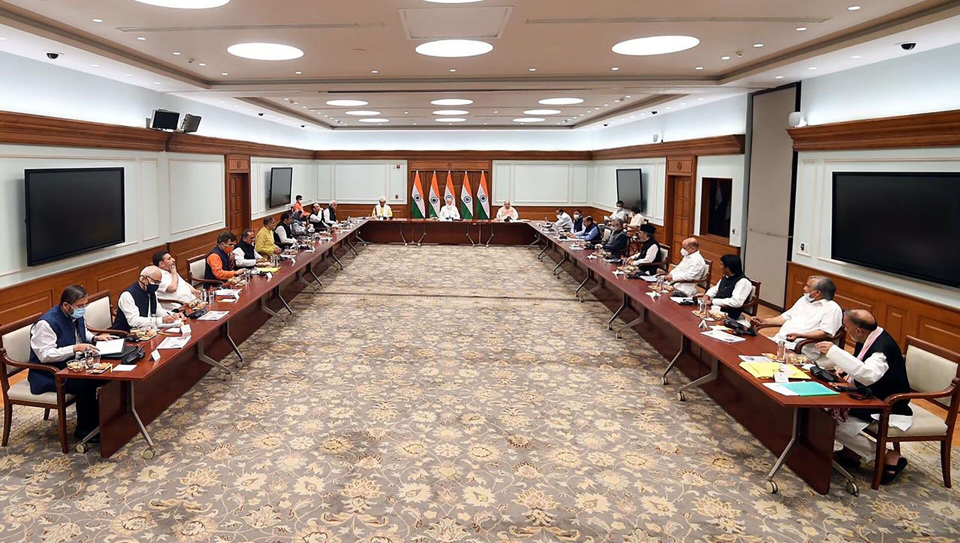 This photograph provided by the Prime Minister's Office shows members of various political parties with Indian Prime Minister Narendra Modi, center, and Home Minister Amit Shah, center right, in New Delhi, India, Thursday, June 24, 2021 - Sputnik International, 1920, 05.07.2021