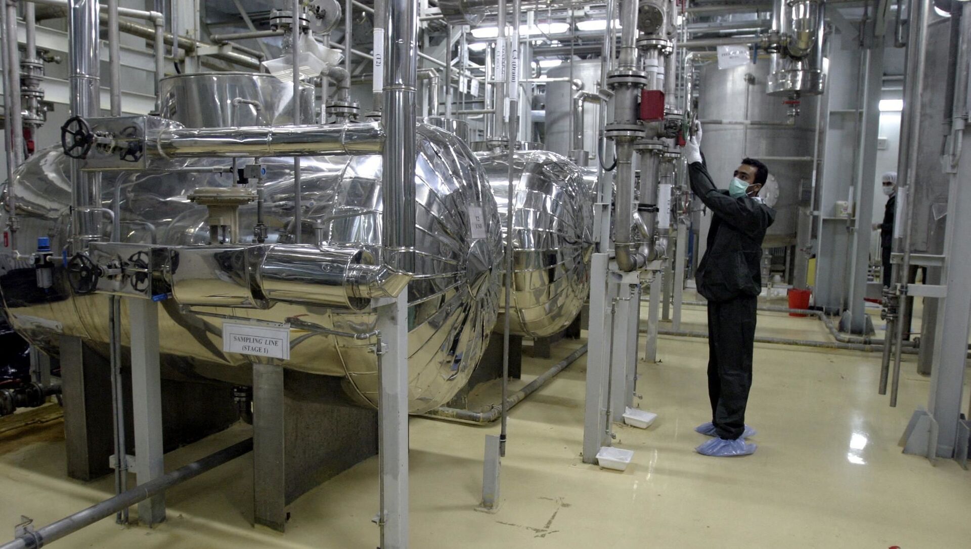 An Iranian technician works at a Uranium Conversion Facility (UCF) in Isfahan 20 November 2004 - Sputnik International, 1920, 05.07.2021