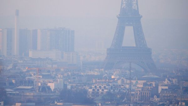 The Eiffel Tower is surrounded by a small-particle haze which hangs above the skyline in Paris, France, December 9, 2016 as the City of Light experienced the worst air pollution in a decade. - Sputnik International