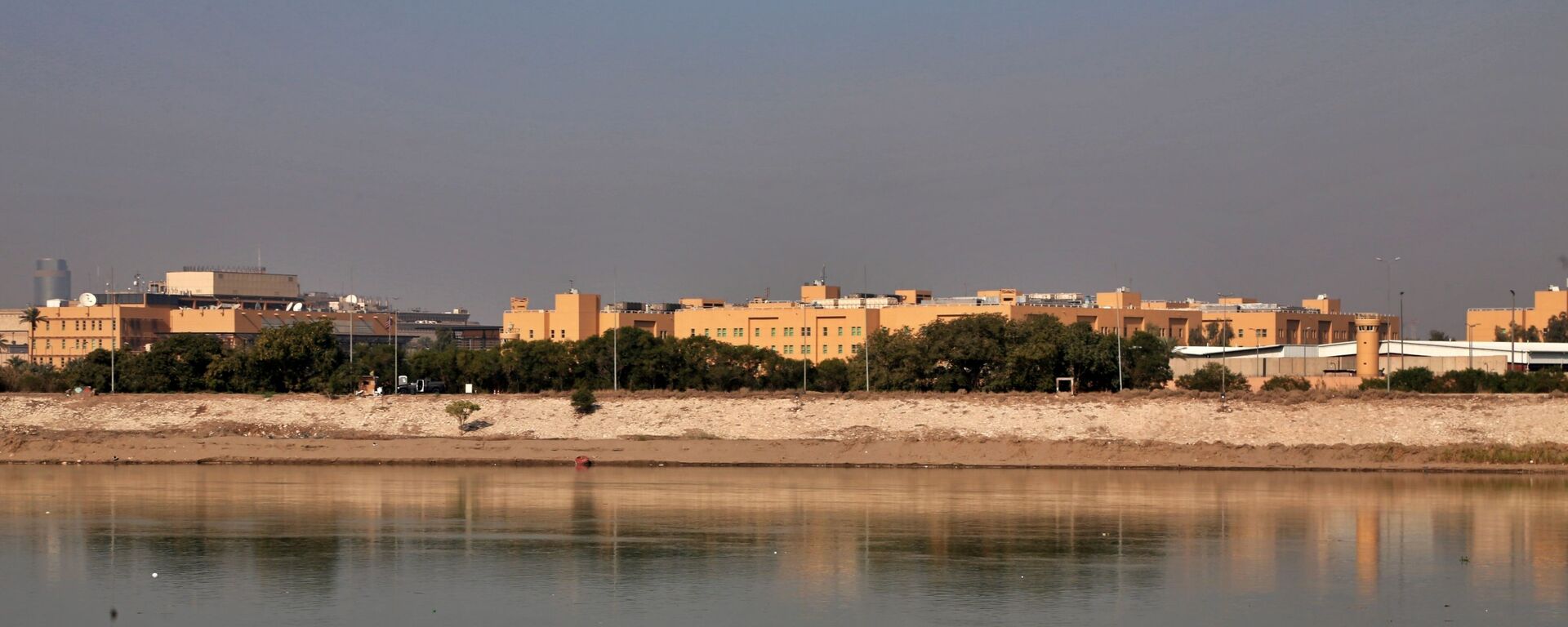 In this Jan. 3, 2020 file photo, the U.S. Embassy is seen from across the Tigris River in Baghdad, Iraq. - Sputnik International, 1920, 14.12.2023