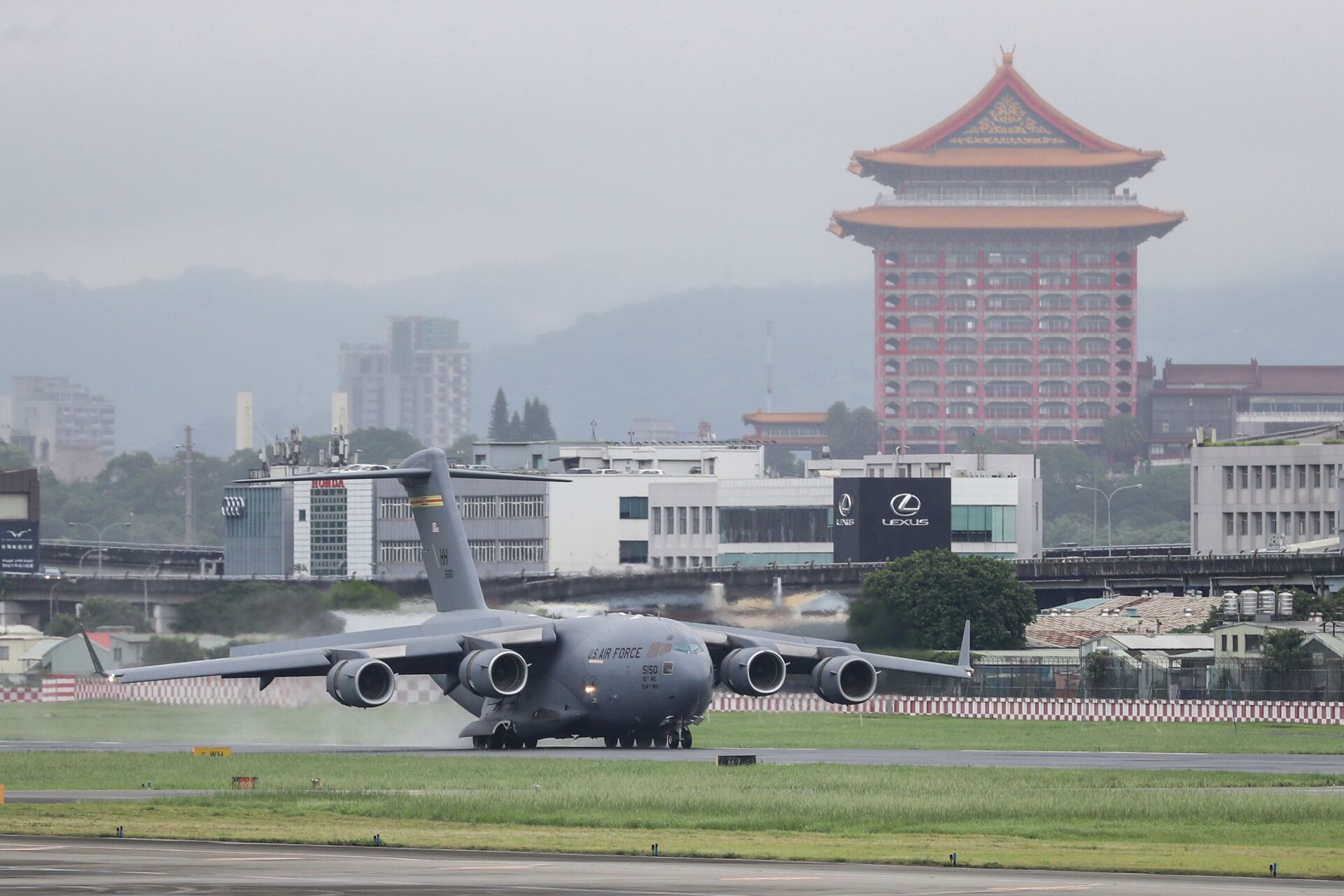 A U.S. military aircraft carrying a group of U.S. senators arrives at the Songshan Airport in Taipei, Taiwan on Sunday, June 6, 2021 - Sputnik International, 1920, 22.02.2022