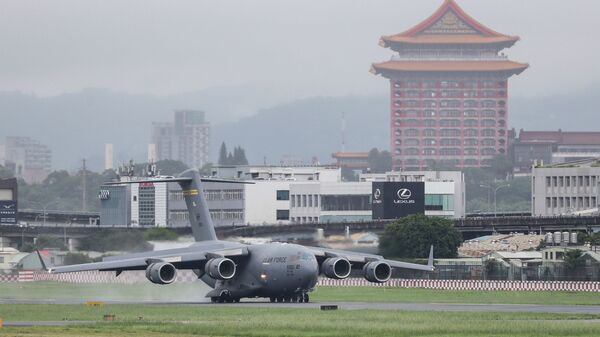 A U.S. military aircraft carrying a group of U.S. senators arrives at the Songshan Airport in Taipei, Taiwan on Sunday, June 6, 2021 - Sputnik International