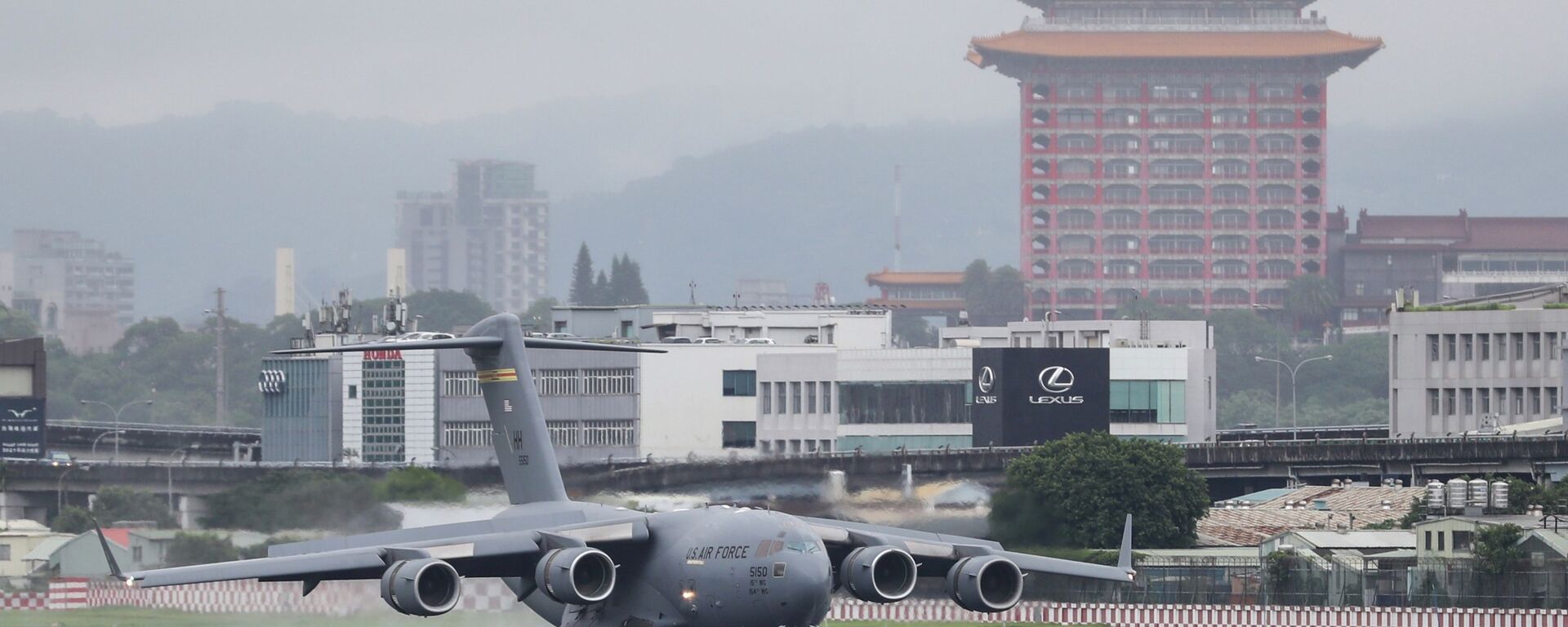 A U.S. military aircraft carrying a group of U.S. senators arrives at the Songshan Airport in Taipei, Taiwan on Sunday, June 6, 2021 - Sputnik International, 1920, 07.09.2021