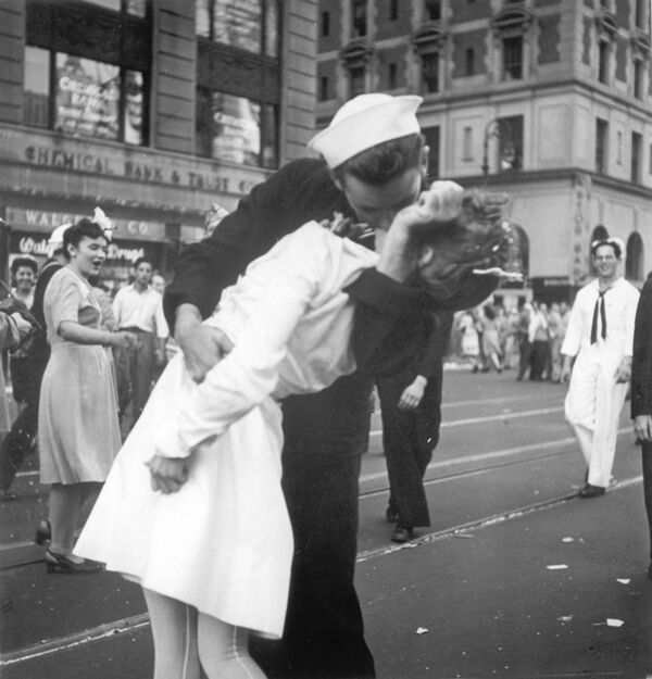 In this photo provided by the U.S. Navy, a sailor and a nurse kiss passionately in Manhattan's Times Square, as New York City celebrates the end of World War II, on 14 August 1945.  - Sputnik International