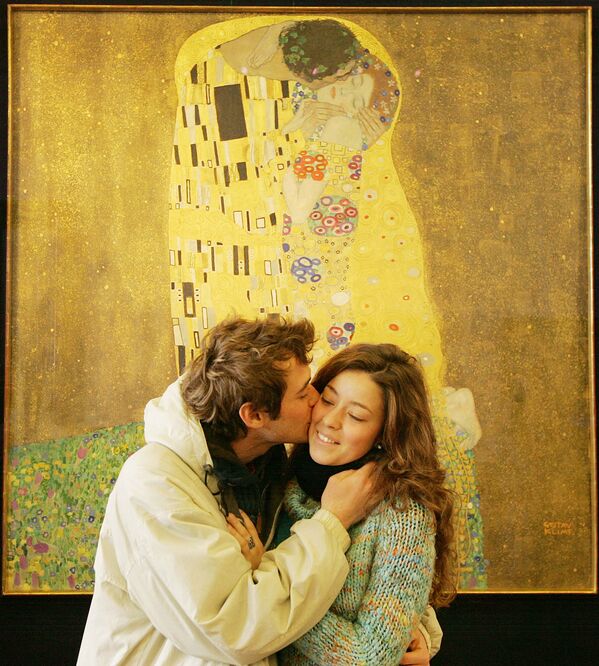 An unidentified visitor to the Belvedere Museum kisses his girlfriend in front of Gustav Klimt's painting Der Kuss (The Kiss) on 24 February 2009 in Vienna.  - Sputnik International
