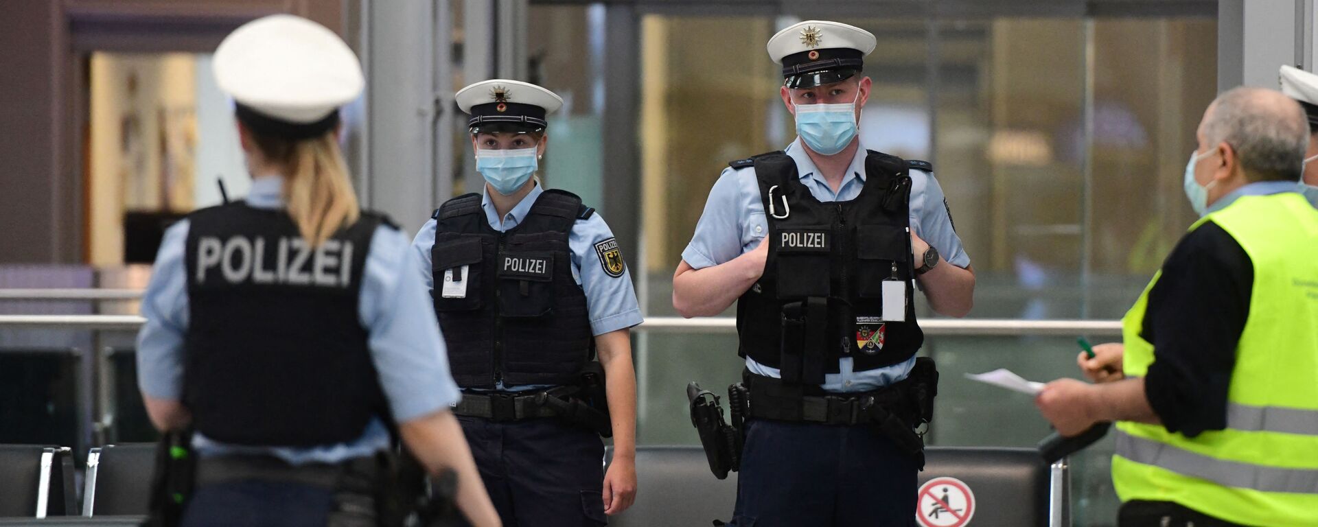 Police officers wearing face masks stand at the Duesseldorf airport, western Germany, on June 15, 2020 - Sputnik International, 1920, 18.02.2023
