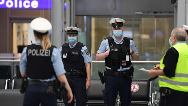 Police officers wearing face masks stand at the Duesseldorf airport, western Germany, on June 15, 2020 - Sputnik International