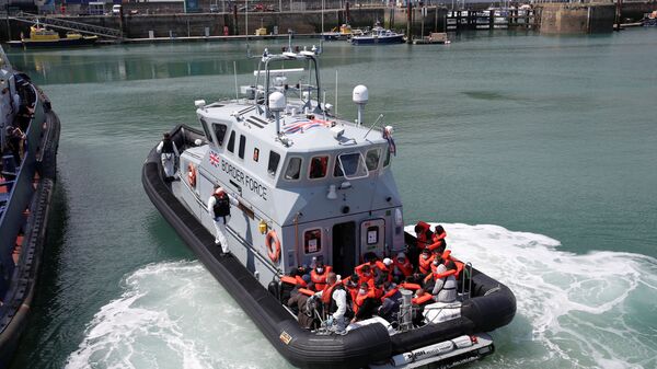 British Border Force staff bring migrants into Dover harbour, in Dover, Britain, June 6, 2021 - Sputnik International