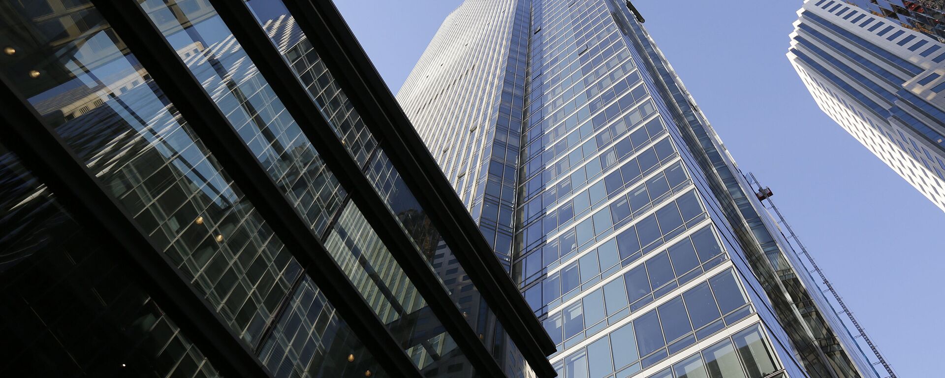 This Sept. 26, 2016 file photo shows the Millennium Tower in San Francisco. San Francisco building officials have issued another violation against the sinking Millennium Tower after city-ordered inspection crews found another cracked window. KNTV of San Jose reported Tuesday, Oct. 23, 2018, the latest cracked window was found during an inspection last week. The television station first reported a window cracked unexpectedly on the 36th floor of the troubled high-rise over Labor Day. (AP Photo/Eric Risberg, File) - Sputnik International, 1920, 12.01.2022