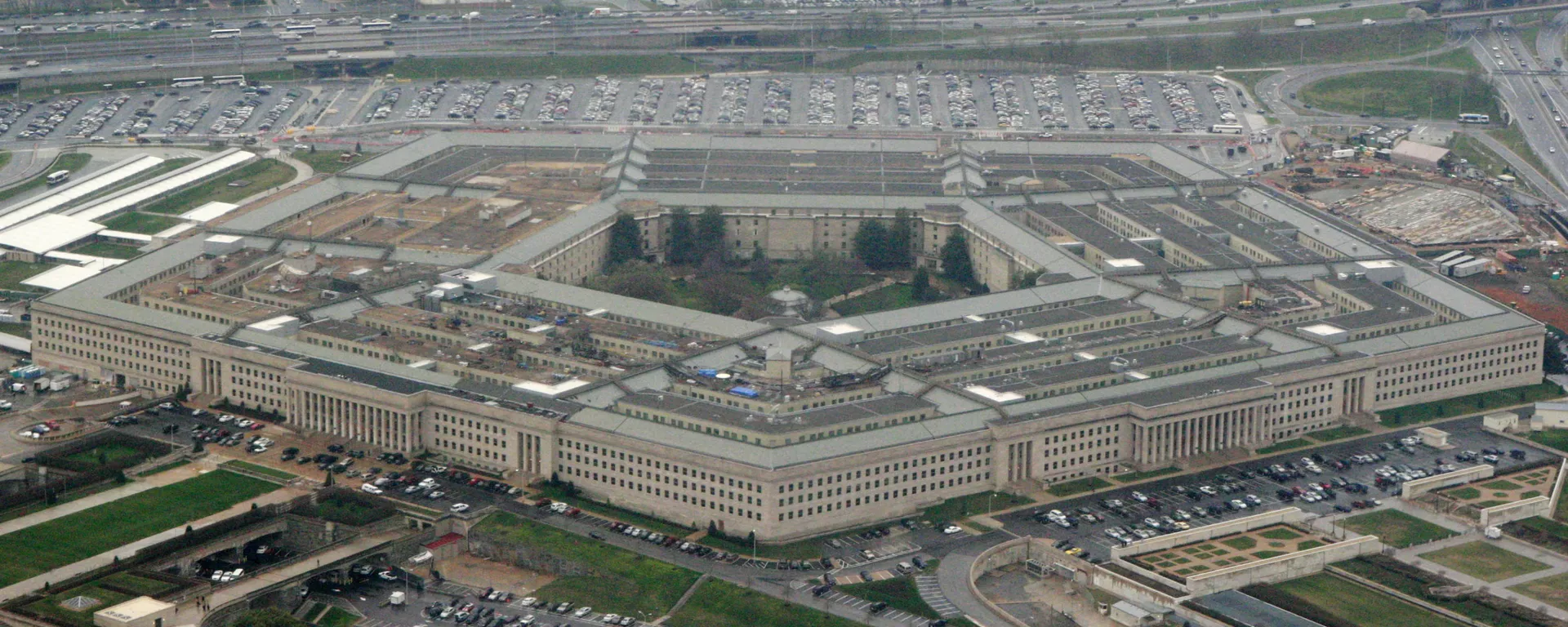 This March 27, 2008, file photo, shows the Pentagon in Washington. The Pentagon said Tuesday, July 6, 2021, that it is canceling a cloud-computing contract with Microsoft that could eventually have been worth $10 billion and will instead pursue a deal with both Microsoft and Amazon. (AP Photo/Charles Dharapak, File) - Sputnik International, 1920, 18.10.2024