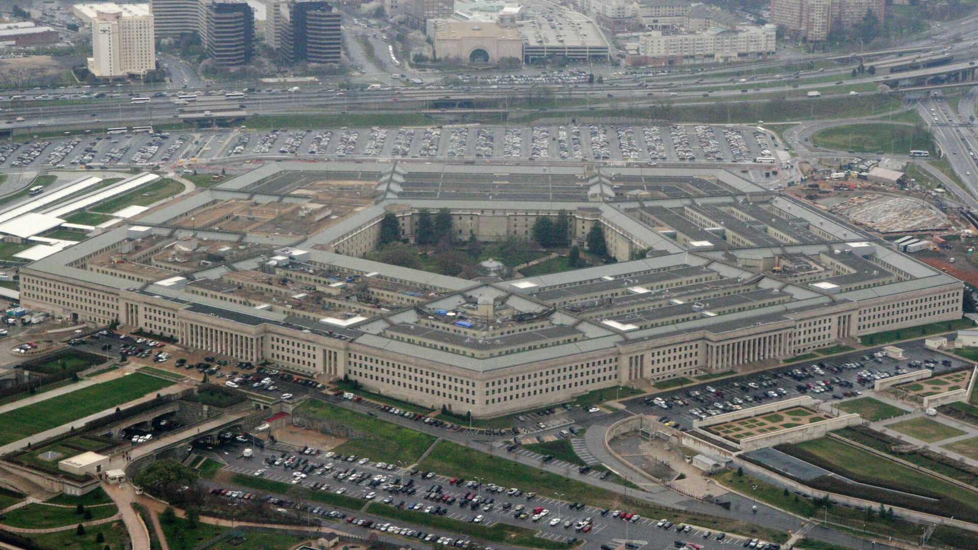 This March 27, 2008, file photo, shows the Pentagon in Washington. The Pentagon said Tuesday, July 6, 2021, that it is canceling a cloud-computing contract with Microsoft that could eventually have been worth $10 billion and will instead pursue a deal with both Microsoft and Amazon. (AP Photo/Charles Dharapak, File) - Sputnik International, 1920, 29.07.2021
