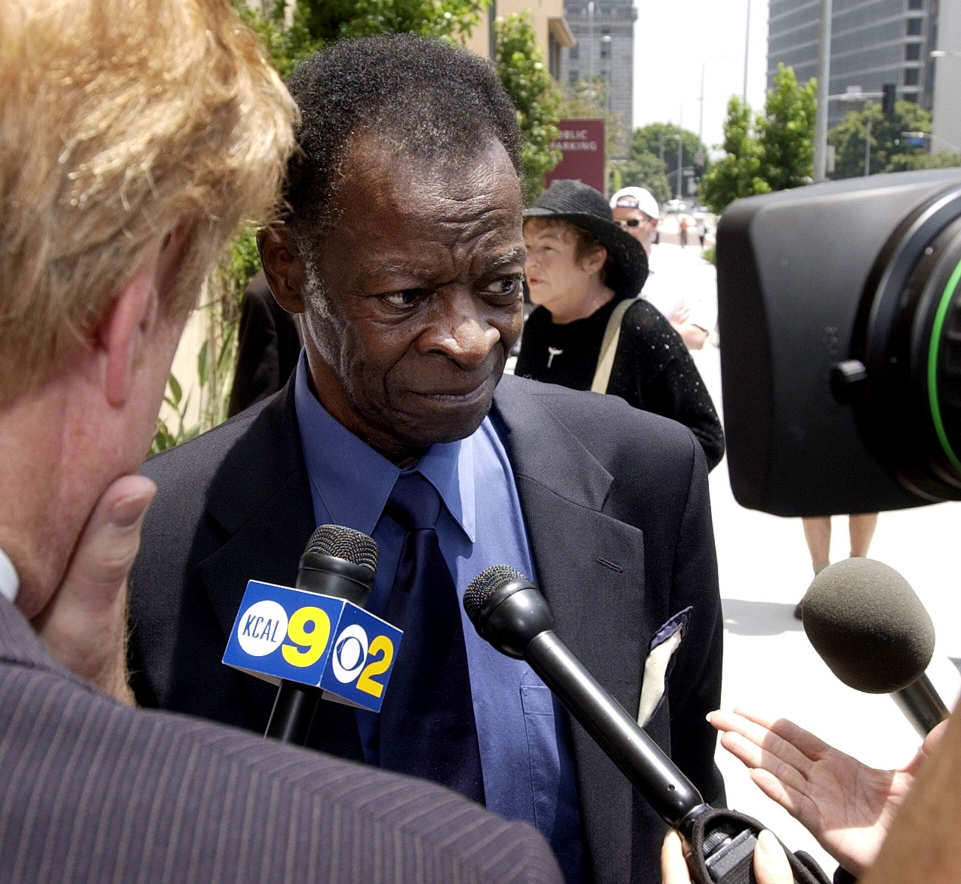 Brock Peters, who played the black defendant Tom Robinson in To Kill a Mockingbird, is interviewed by the media before a memorial service for actor Gregory Peck Monday, June 16, 2003 - Sputnik International, 1920, 26.01.2022