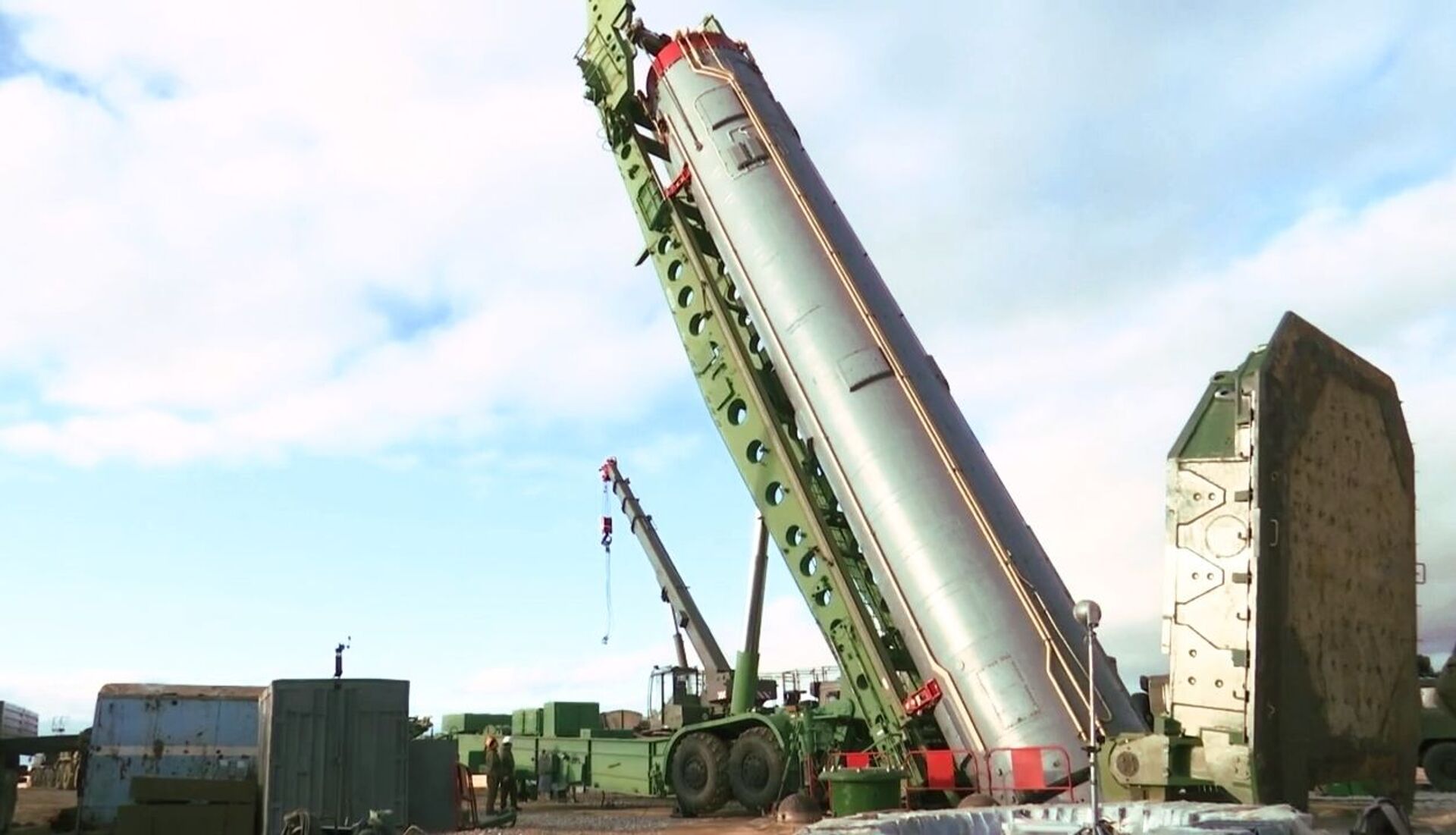 An intercontinental ballistic missile of the Avangard strategic missile system being installed in a silo in the Orenburg region. - Sputnik International, 1920, 07.09.2023