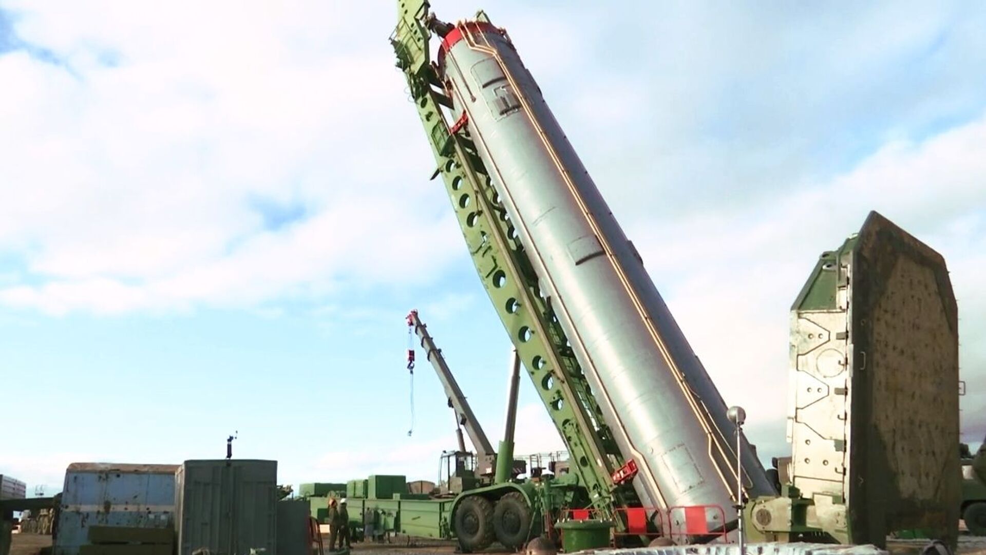 An intercontinental ballistic missile of the Avangard strategic missile system being installed in a silo in the Orenburg region. - Sputnik International, 1920, 29.03.2023
