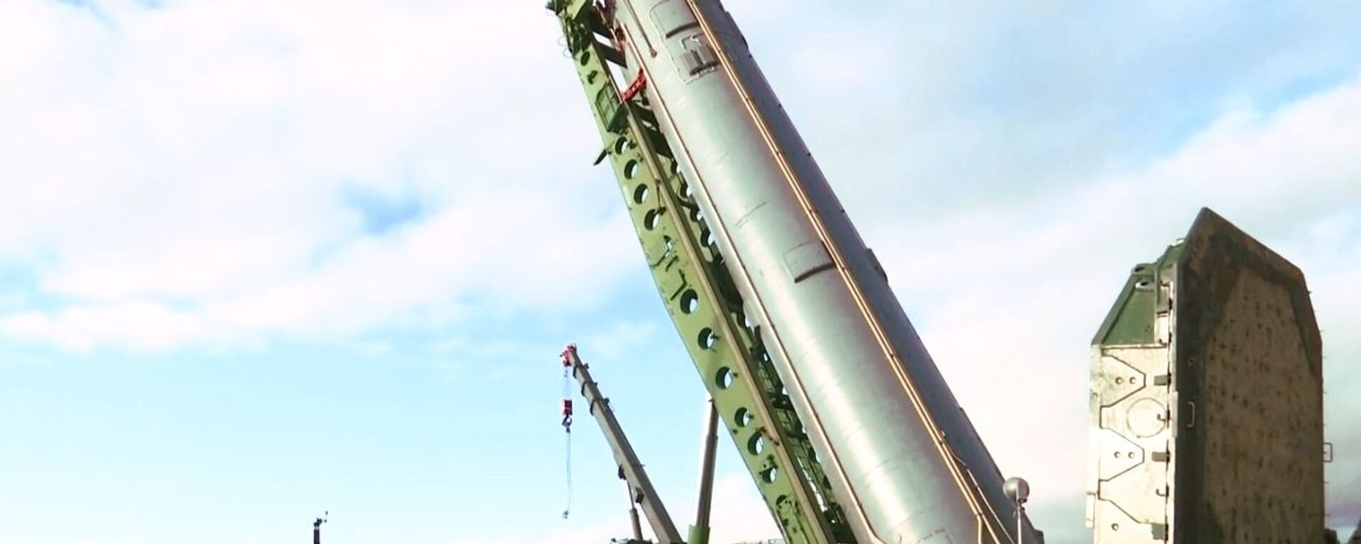 An intercontinental ballistic missile of the Avangard strategic missile system being installed in a silo in the Orenburg region. - Sputnik International, 1920, 29.03.2023