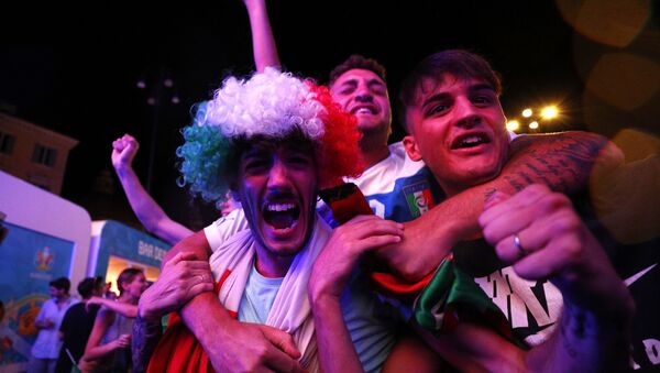 Italy fans celebrate after Federico Chiesa scores their first goal - Sputnik International
